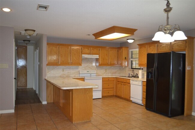 property at 525 W Lloyd St