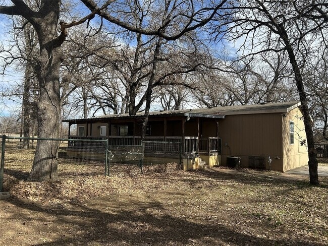 317 Co Rd 4790 in Boyd, TX - Foto de edificio - Building Photo