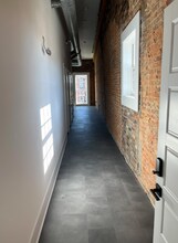 145-151 E Main St, Unit 145-300 in New Albany, IN - Foto de edificio - Building Photo