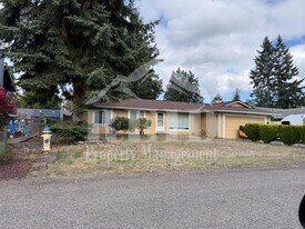 3137 SE Villa Carmel Dr in Port Orchard, WA - Building Photo