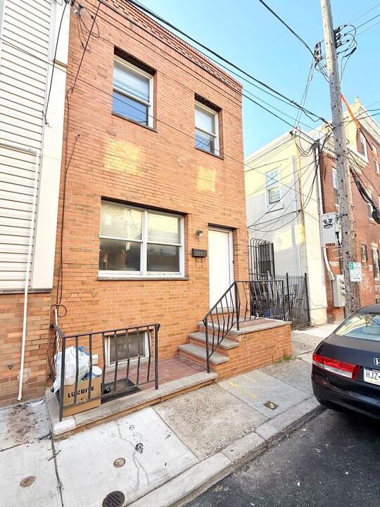 2408 S Juniper St in Philadelphia, PA - Building Photo