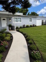 1321 NE 212th Terrace in Miami, FL - Building Photo