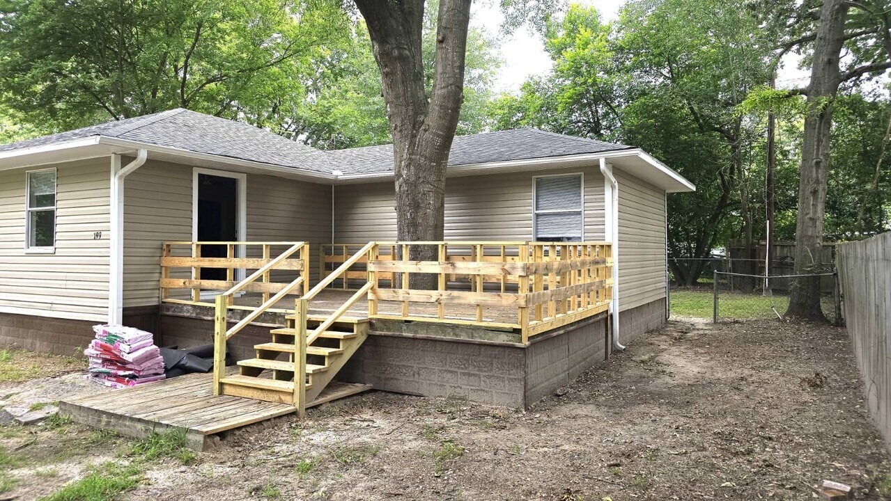 199 Holmes St in Hawkins, TX - Building Photo
