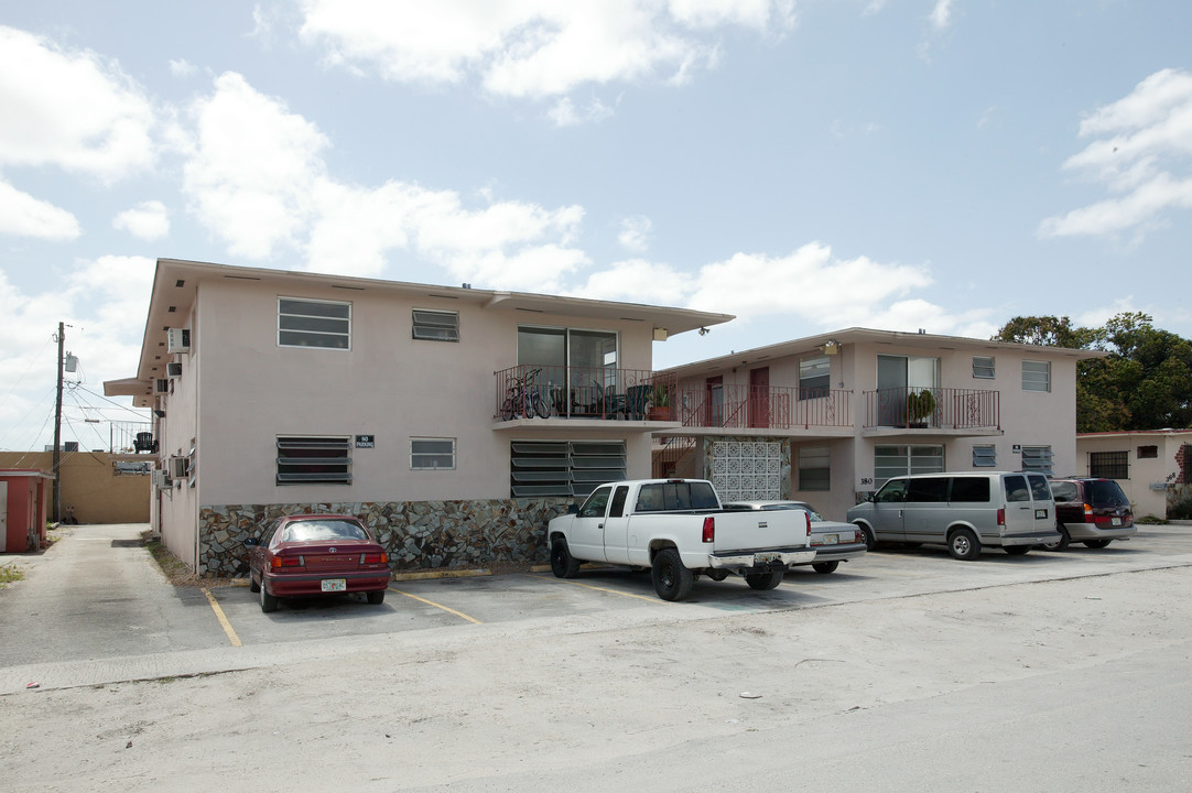 380 E 16th St in Hialeah, FL - Foto de edificio