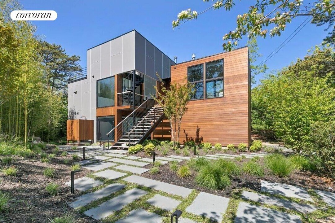 24 Wyandanch Ln in Amagansett, NY - Building Photo