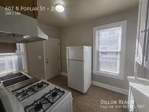 607 N Poplar St in Waukegan, IL - Foto de edificio - Building Photo