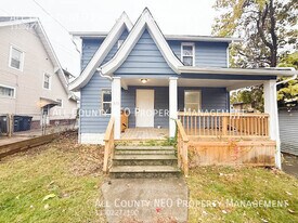 575 Fernwood Dr in Akron, OH - Building Photo