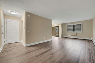 505 White Plains Rd in Eastchester, NY - Building Photo - Building Photo