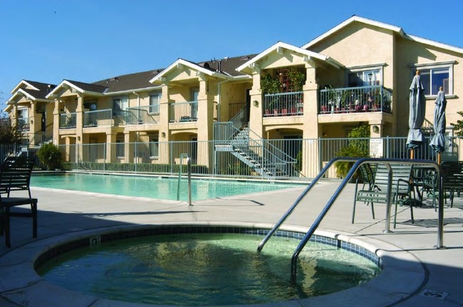 Sylmar Villas Apartments in Sylmar, CA - Building Photo - Building Photo