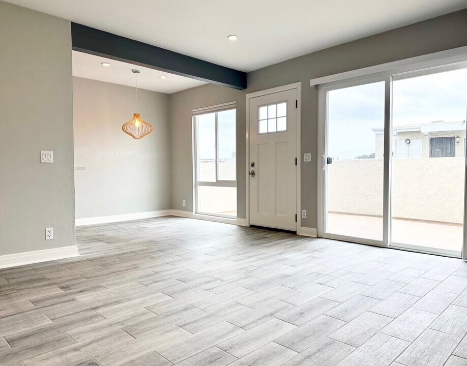 66 Oval Rd in Irvine, CA - Building Photo