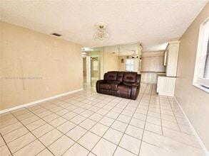 4596 E 8th Ct in Hialeah, FL - Building Photo - Building Photo