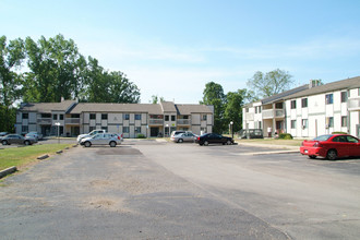 Village Square Apartments in Holly, MI - Building Photo - Building Photo