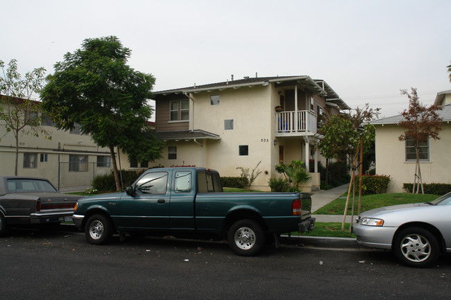 205 E Chestnut St in Glendale, CA - Building Photo - Building Photo