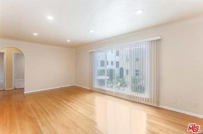 1329 S Cloverdale Ave, Unit 1329 in Los Angeles, CA - Foto de edificio - Building Photo