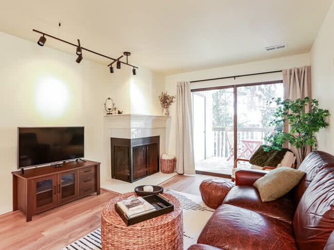 10819 NE 37th Pl, Unit SI ID1470523P in Bellevue, WA - Building Photo - Building Photo