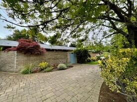 752 S El Monte Ave in Los Altos, CA - Building Photo