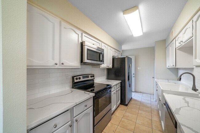 7847 Green Lawn Dr in Houston, TX - Building Photo - Building Photo