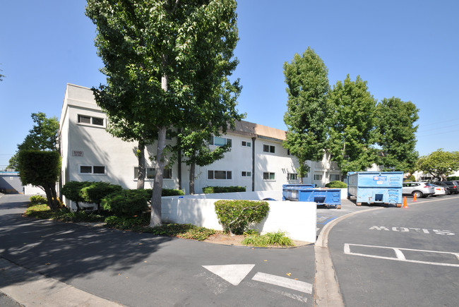 Sovereign Park Estates in Long Beach, CA - Foto de edificio - Building Photo