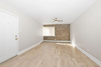 2046 E 72nd Pl in Chicago, IL - Building Photo - Building Photo