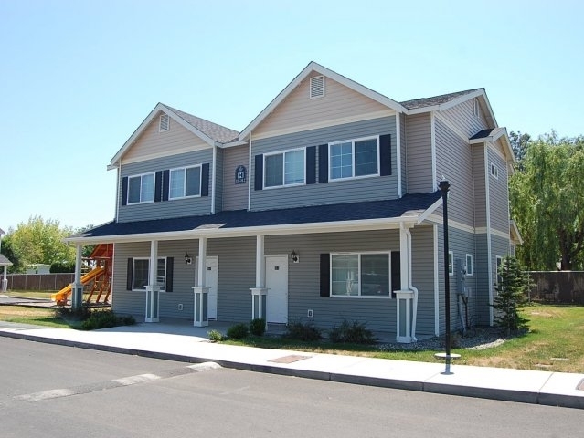 Parkwood Apartments in Sunnyside, WA - Building Photo