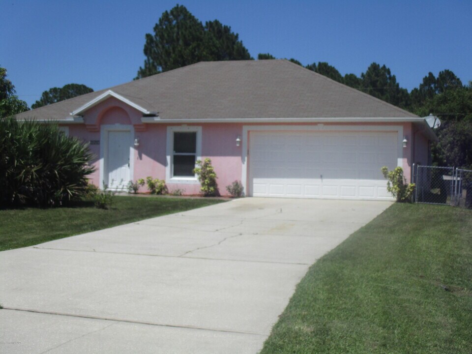 2497 Eldron Blvd SE in Palm Bay, FL - Building Photo