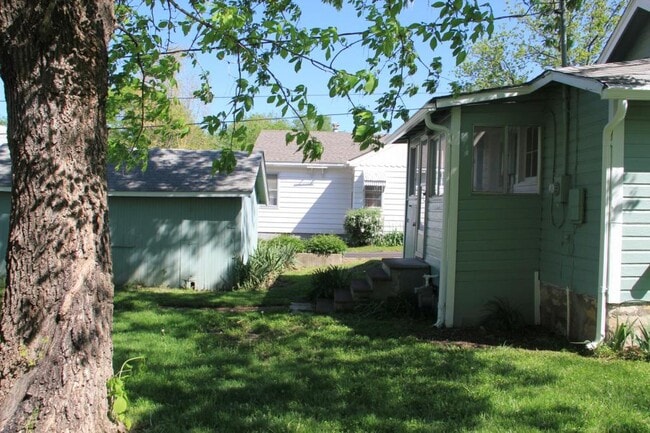 630 N Poplar St in Ottawa, KS - Building Photo - Building Photo