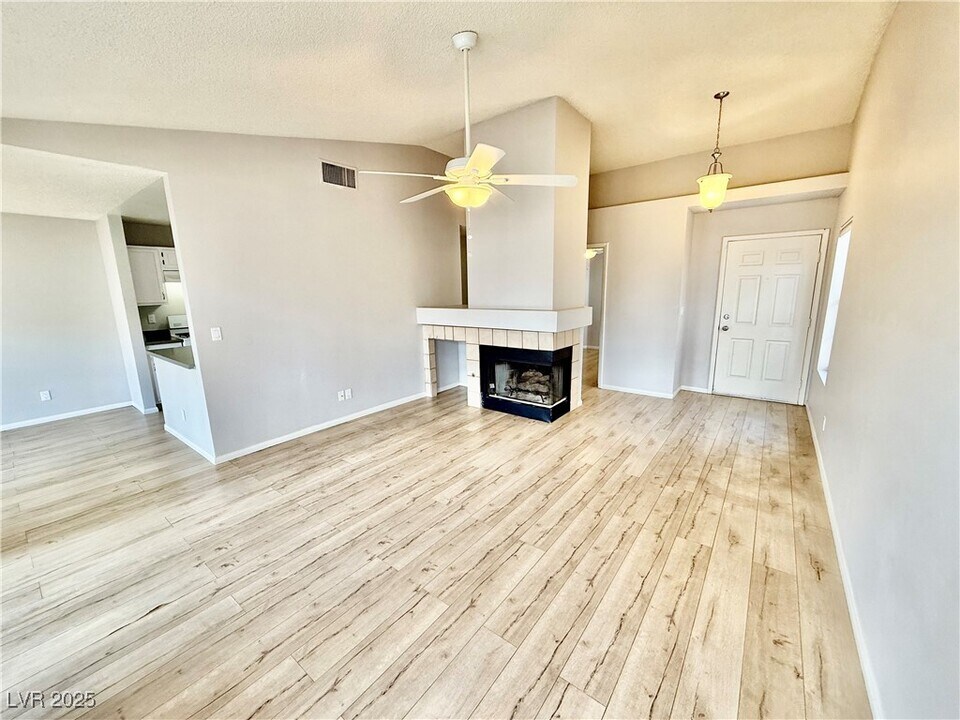 7612 Sea Wind Dr in Las Vegas, NV - Building Photo