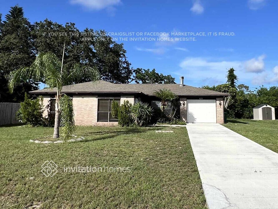 621 NE Helicon Ln in Port St. Lucie, FL - Building Photo