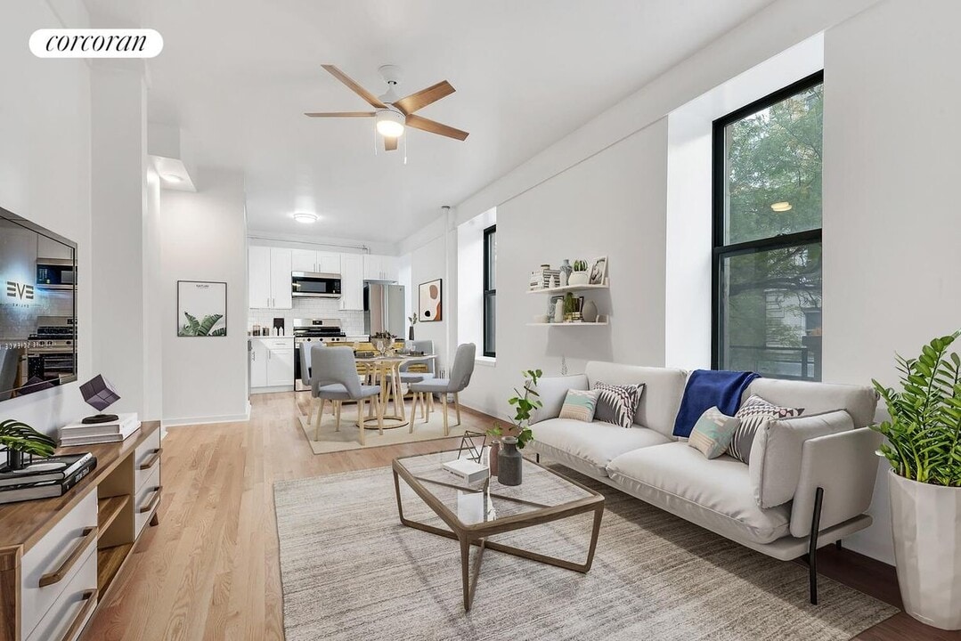 300 W 17th St in New York, NY - Building Photo