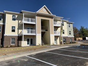 Creekside Crossing Apartments in Louisville, KY - Building Photo - Building Photo