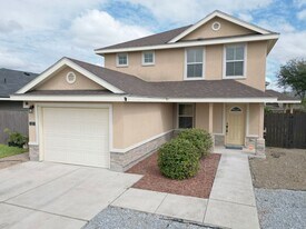 323 Cavazos St in Edinburg, TX - Building Photo