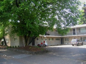 Westmoreland Apartments in Portland, OR - Building Photo - Building Photo