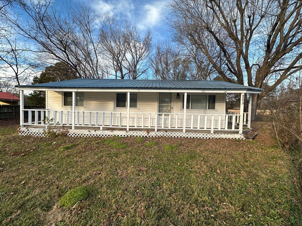 205 E Fir St in Russellville, AR - Building Photo