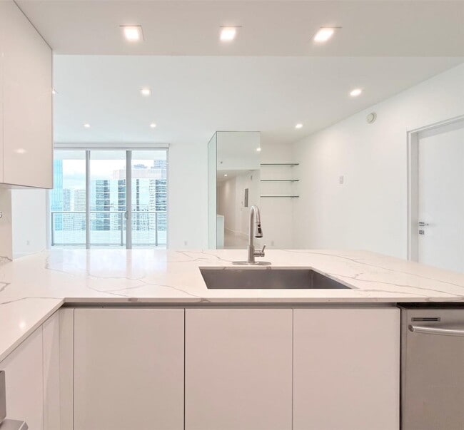 1300 Brickell Bay Dr, Unit 3100 in Miami, FL - Building Photo - Building Photo