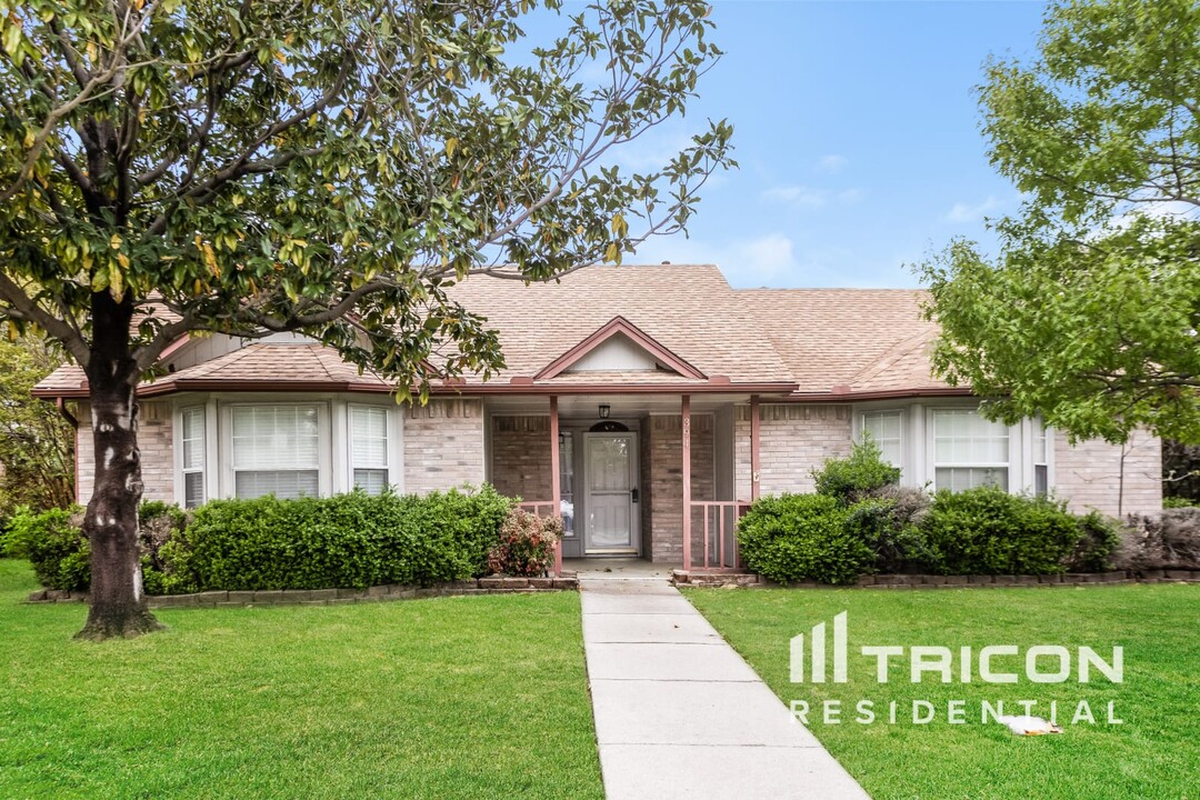 394 Yorkshire Terrace in Lewisville, TX - Building Photo