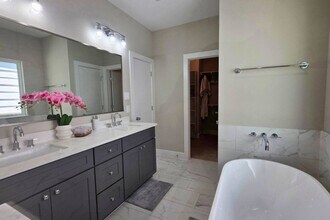 8326 Curry Rd in Houston, TX - Foto de edificio - Building Photo