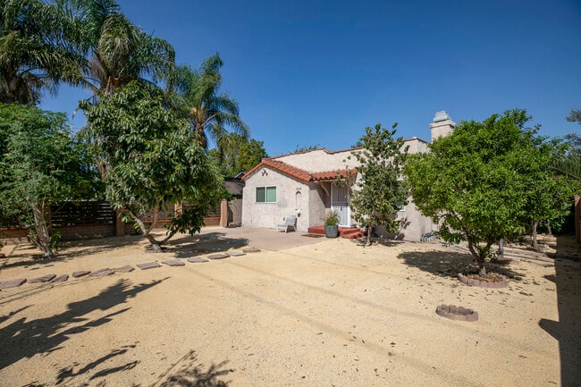 18605 Valerio St in Reseda, CA - Building Photo - Building Photo