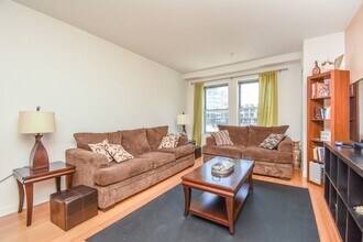 16 Miner St, Unit 303 in Boston, MA - Building Photo - Building Photo