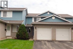 455 Kingscourt Dr in Waterloo, ON - Building Photo