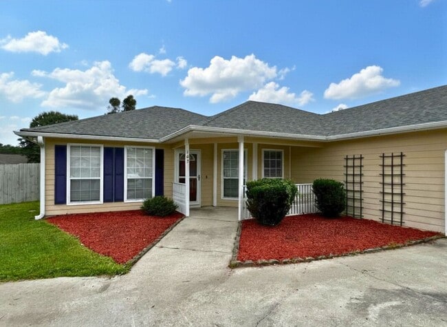 102 Acacia Dr in Kingsland, GA - Building Photo - Building Photo
