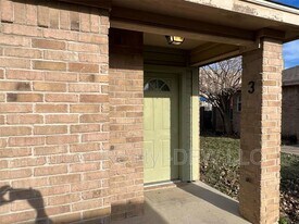 121 Cambridge Dr in Saginaw, TX - Building Photo