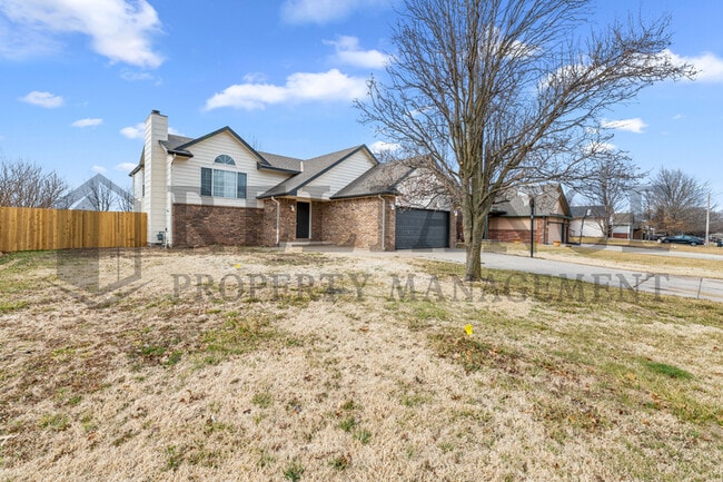 215 Peachwood Dr in Haysville, KS - Building Photo - Building Photo