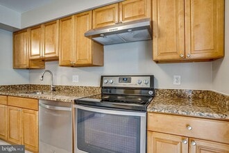 9560 Cherry Oak Ct in Burke, VA - Building Photo - Building Photo