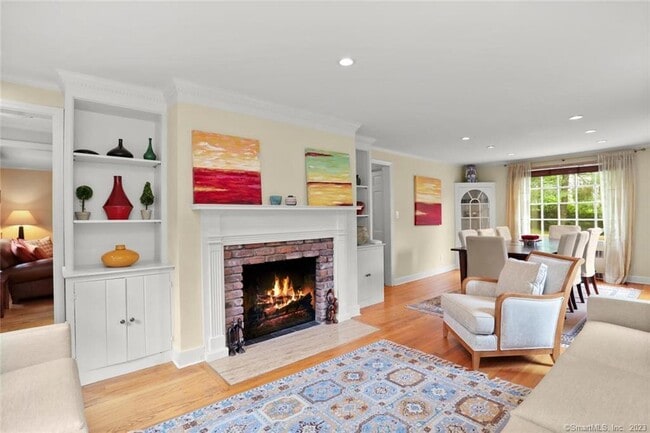25 Summit Rd in Greenwich, CT - Foto de edificio - Building Photo