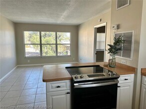 241 S Commerce Ave-Unit -202 in Sebring, FL - Foto de edificio - Building Photo