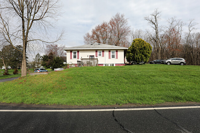 110 S Riverside Rd in Highland, NY - Building Photo - Building Photo