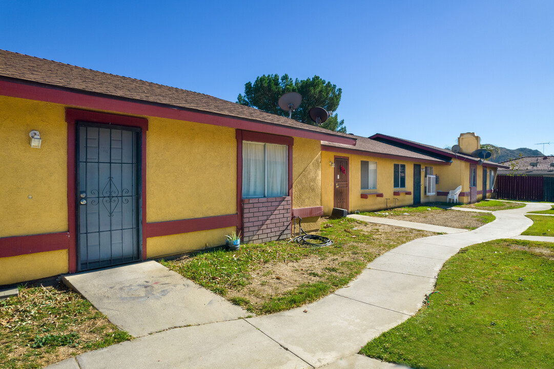 577 Montecito Ave in Hemet, CA - Foto de edificio