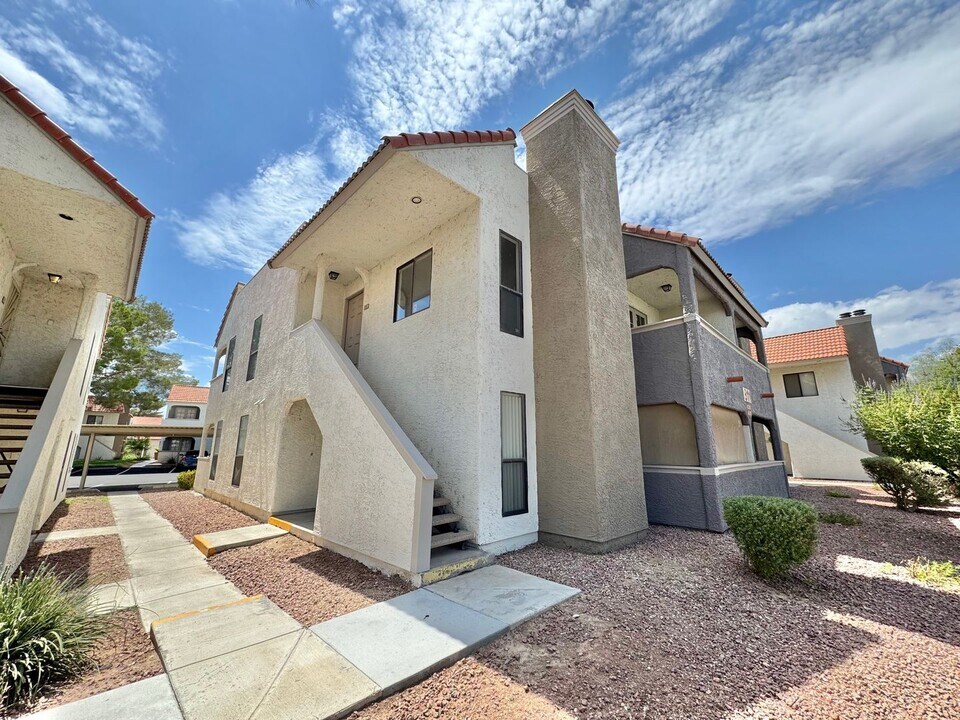 811 Bass Dr in Henderson, NV - Building Photo