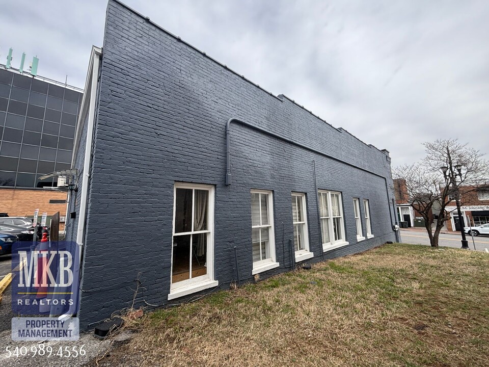 17 S College Ave in Salem, VA - Foto de edificio