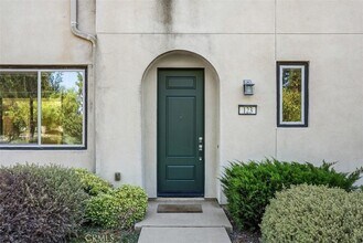 123 Interval in Irvine, CA - Foto de edificio - Building Photo